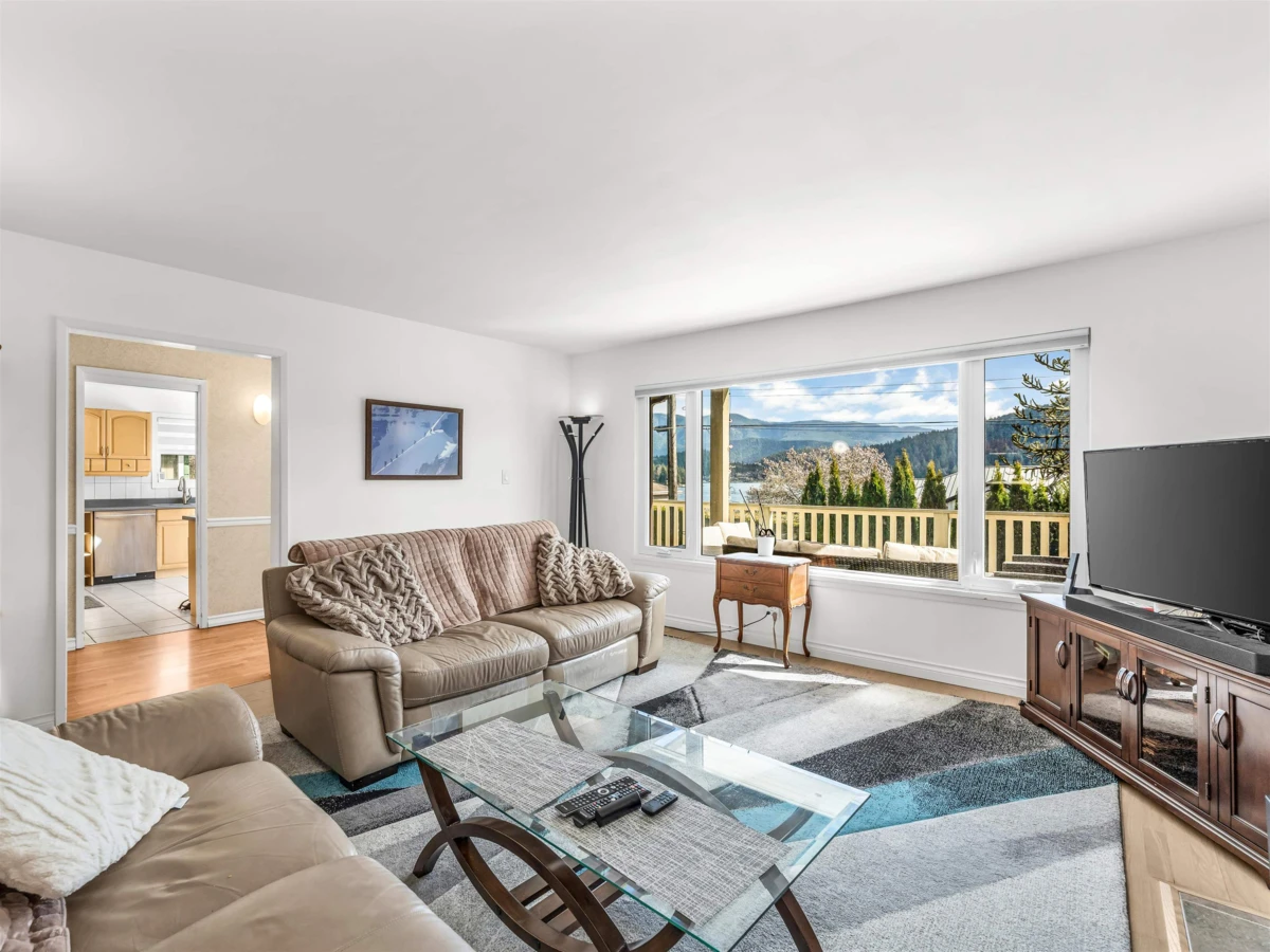 Dining Area Photo of 351 Beachview Drive, North Vancouver, BC