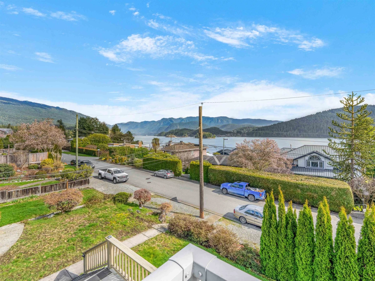 Family Room Photo of 351 Beachview Drive, North Vancouver, BC