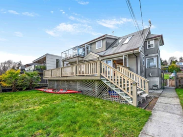 Front Yard Photo of 351 Beachview Drive, North Vancouver, BC