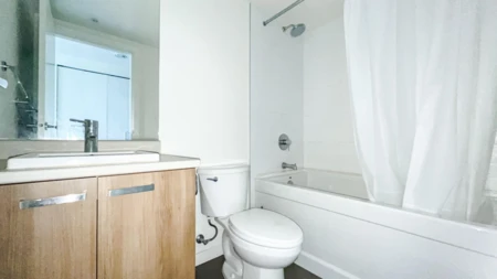 Primary Bathroom Photo of 2903 13325 102a Avenue, Surrey, BC