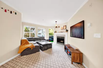 Entry Foyer Photo of 212 6557 121 Street, Surrey, BC