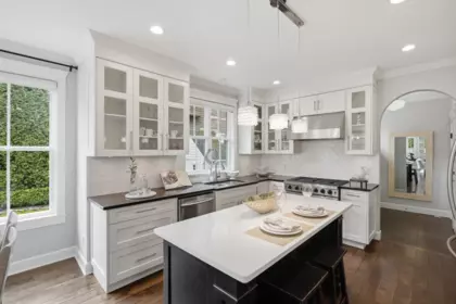 Kitchen Island Photo of 927 163 Street, Surrey, BC