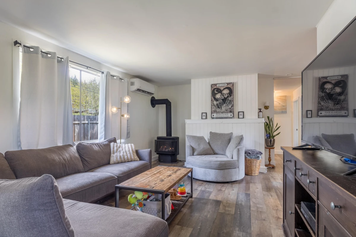 Family Room Photo of 1010 Joe Road, Roberts Creek, BC