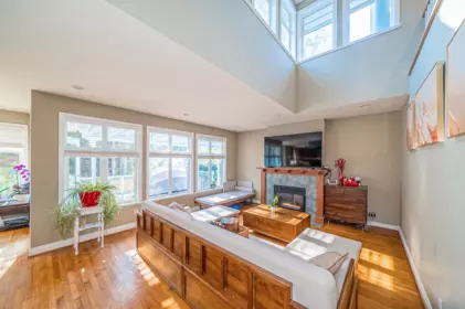 Kitchen Island Photo of 550 Keith Road, West Vancouver, BC