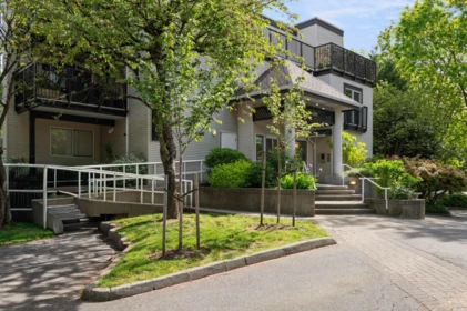 Front Yard Photo of 311 2401 Hawthorne Avenue, Port Coquitlam, BC