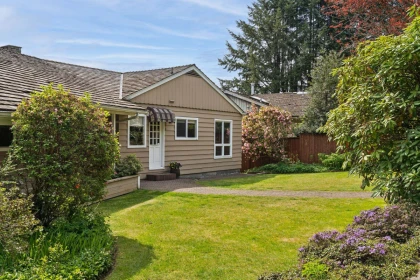 Garden / Landscaping Photo of 606 Hawstead Place, West Vancouver, BC