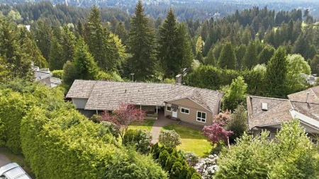 Hot Tub / Spa Photo of 606 Hawstead Place, West Vancouver, BC