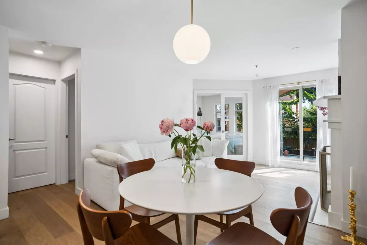Dining Area Photo of 15 3036 W 4th Avenue, Vancouver, BC