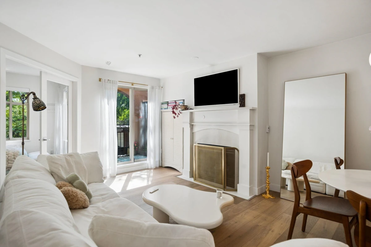Living Room Photo of 15 3036 W 4th Avenue, Vancouver, BC