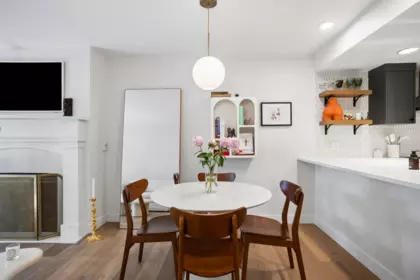 Kitchen Island Photo of 15 3036 W 4th Avenue, Vancouver, BC