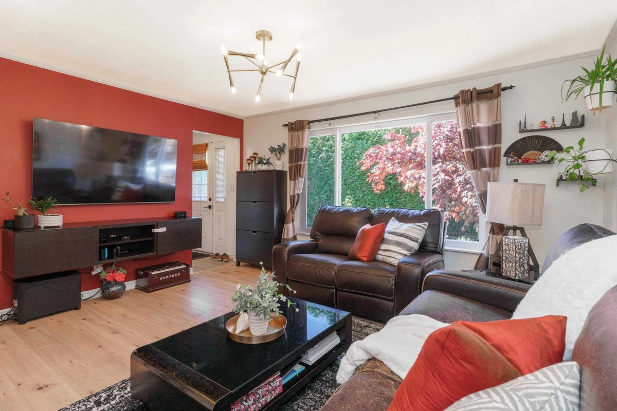 Living Room Photo of 300 Tenth Avenue, New Westminster, BC