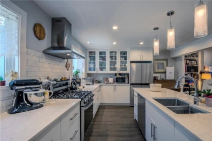 Kitchen Island Photo of 41756 Government Road, Squamish, BC