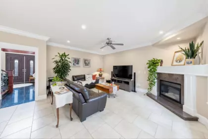Entry Foyer Photo of 6087 Mckee Street, Burnaby, BC