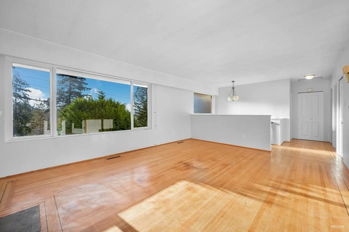 Family Room Photo of 332 Laurentian Crescent, Coquitlam, BC