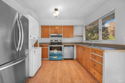 Kitchen Island Photo of 332 Laurentian Crescent, Coquitlam, BC