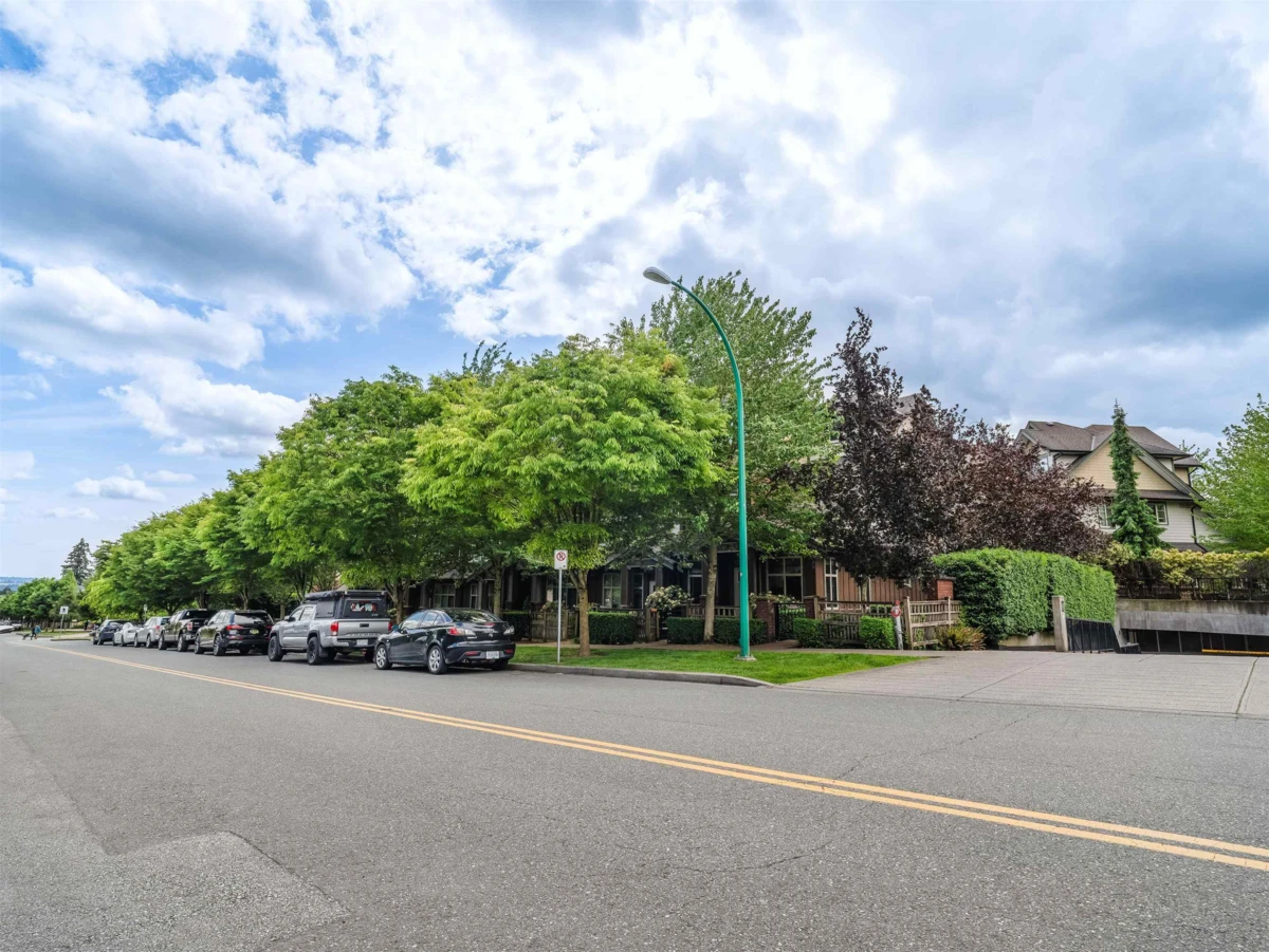 Family Room Photo of 106 6655 192 Street, Surrey, BC