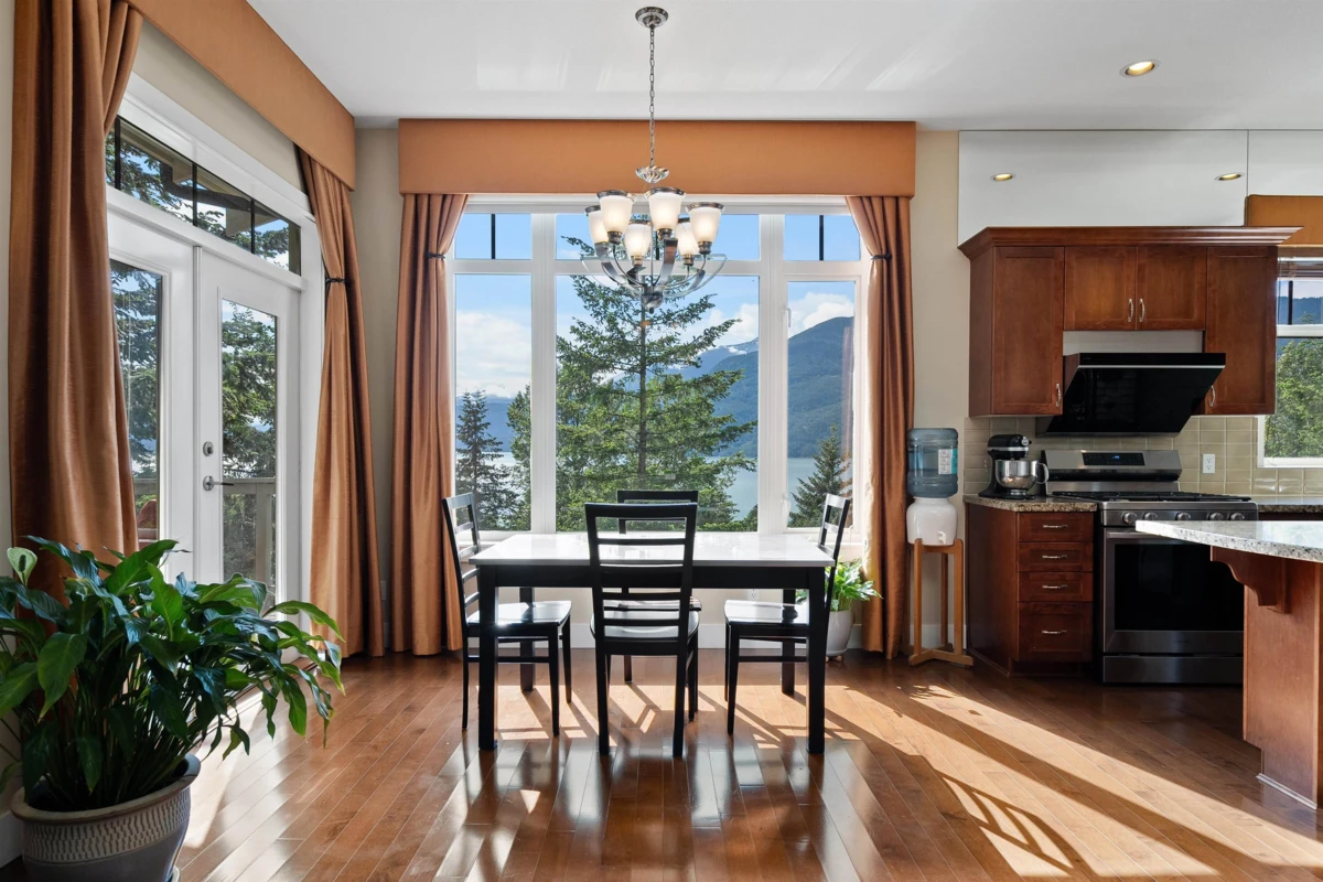 Dining Area Photo of 300 Ocean Crest Drive, West Vancouver, BC