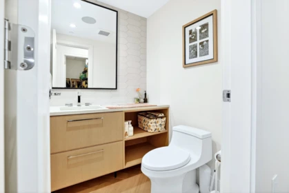 Primary Bathroom Photo of 518 W 30th Avenue, Vancouver, BC