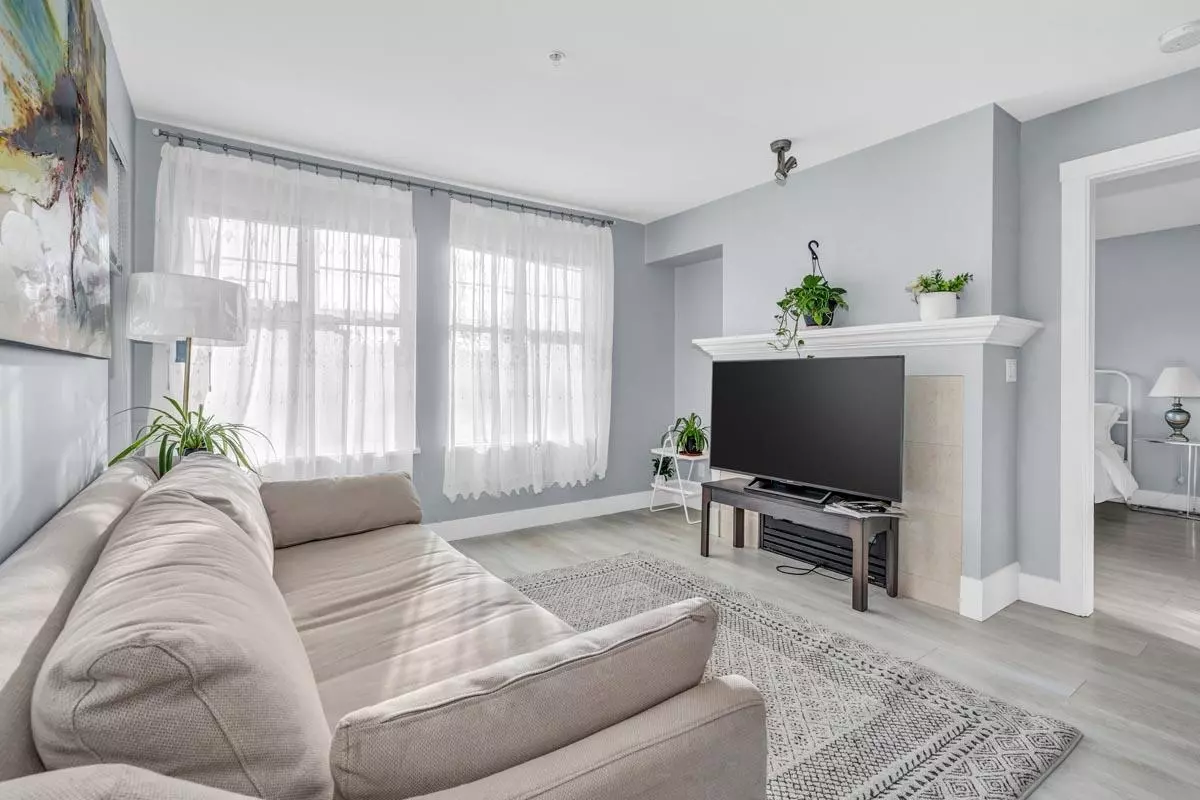 Living Room Photo of 210 995 W 59th Avenue, Vancouver, BC