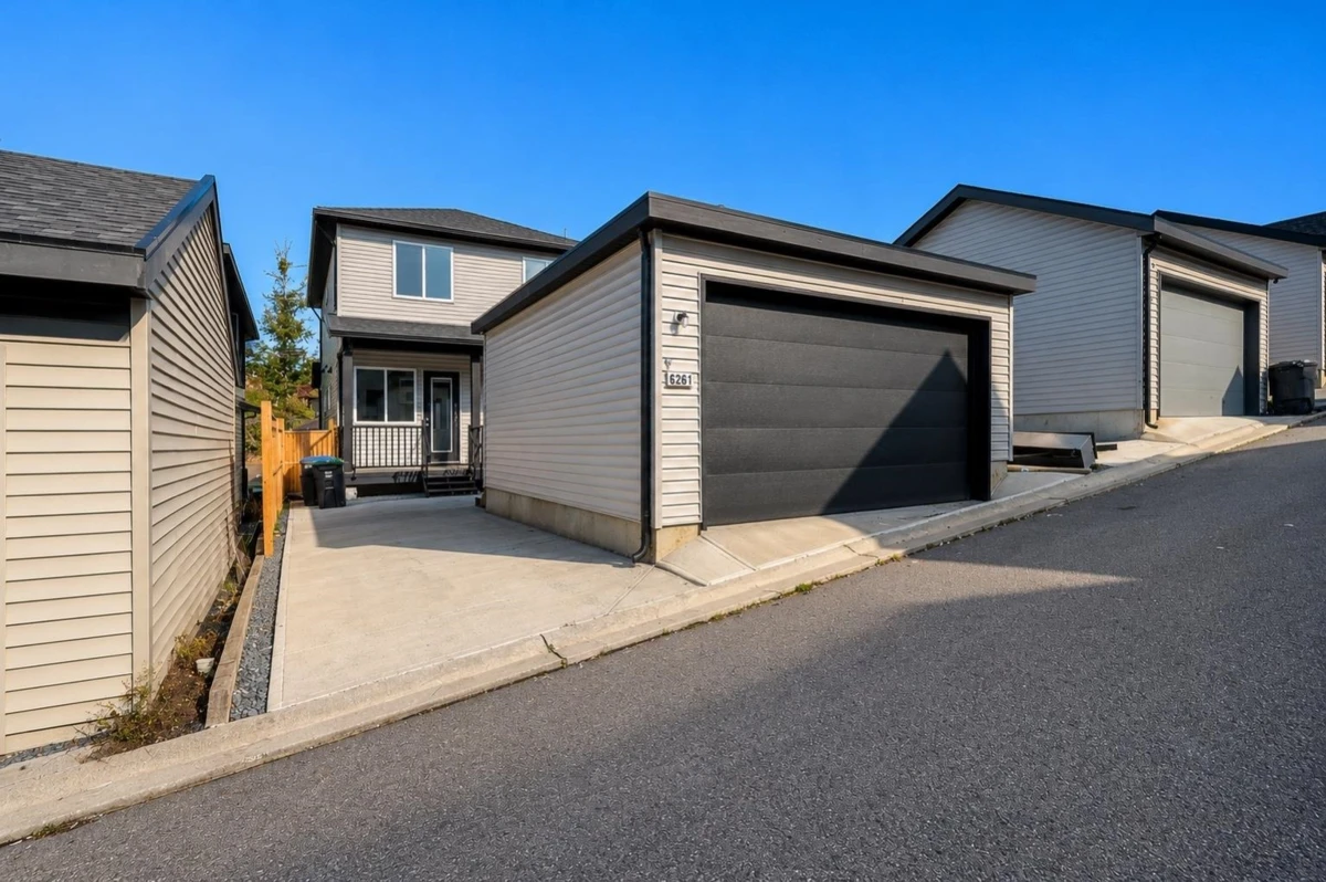 Living Room Photo of 6261 148 Street, Surrey, BC