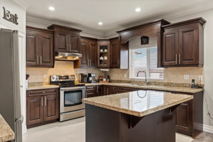 Kitchen Island Photo of 19 20118 Beacon Road, Hope, BC