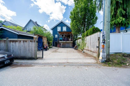 Primary Bathroom Photo of 1329 E 12th Avenue, Vancouver, BC