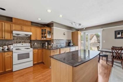 Entry Foyer Photo of 3588 Crestview Avenue, Abbotsford, BC
