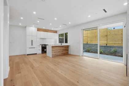 2 2438 E 20th Avenue, Vancouver, BC, Vancouver — Half Duplex for sale