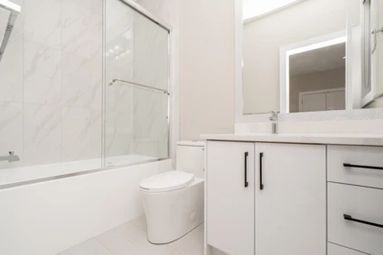 Kitchen Island Photo of 13955 60a Avenue, Surrey, BC