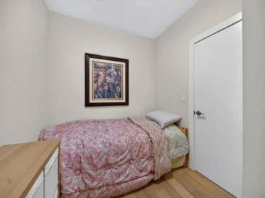 Guest Bathroom Photo of 3 3201 Noel Drive, Burnaby, BC