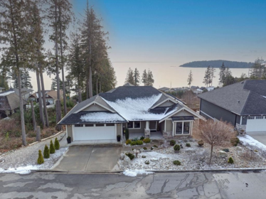 6011 Cowrie Street, Sechelt, BC, Sechelt — Single Family Residence for sale