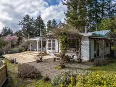 Kitchen Island Photo of 90 Gulf Drive, Galiano Island, BC
