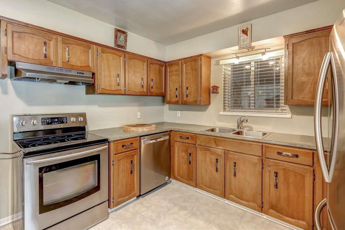 Kitchen Island Photo of 23979 118 Avenue, Maple Ridge, BC
