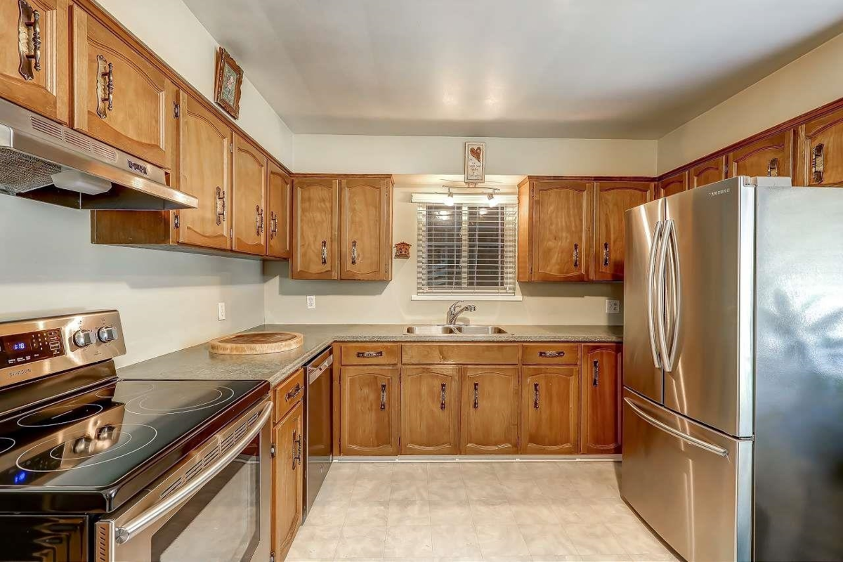 Kitchen Photo of 23979 118 Avenue, Maple Ridge, BC