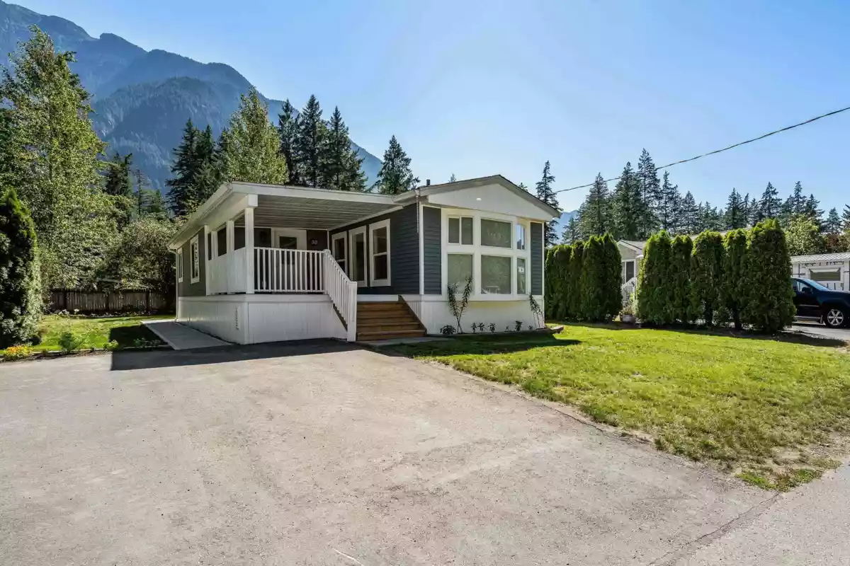Front Yard Photo of 30 65367 Kawkawa Lake Road, Hope, BC
