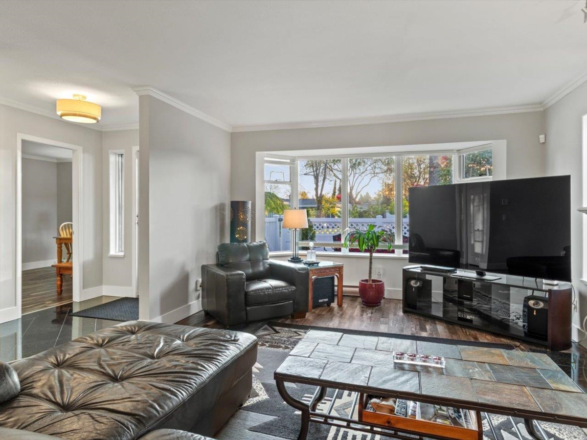 Kitchen Island Photo of 117 14271 18a Avenue, Surrey, BC