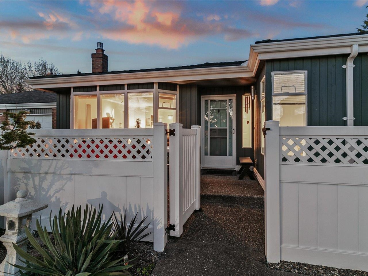 Living Room Photo of 117 14271 18a Avenue, Surrey, BC