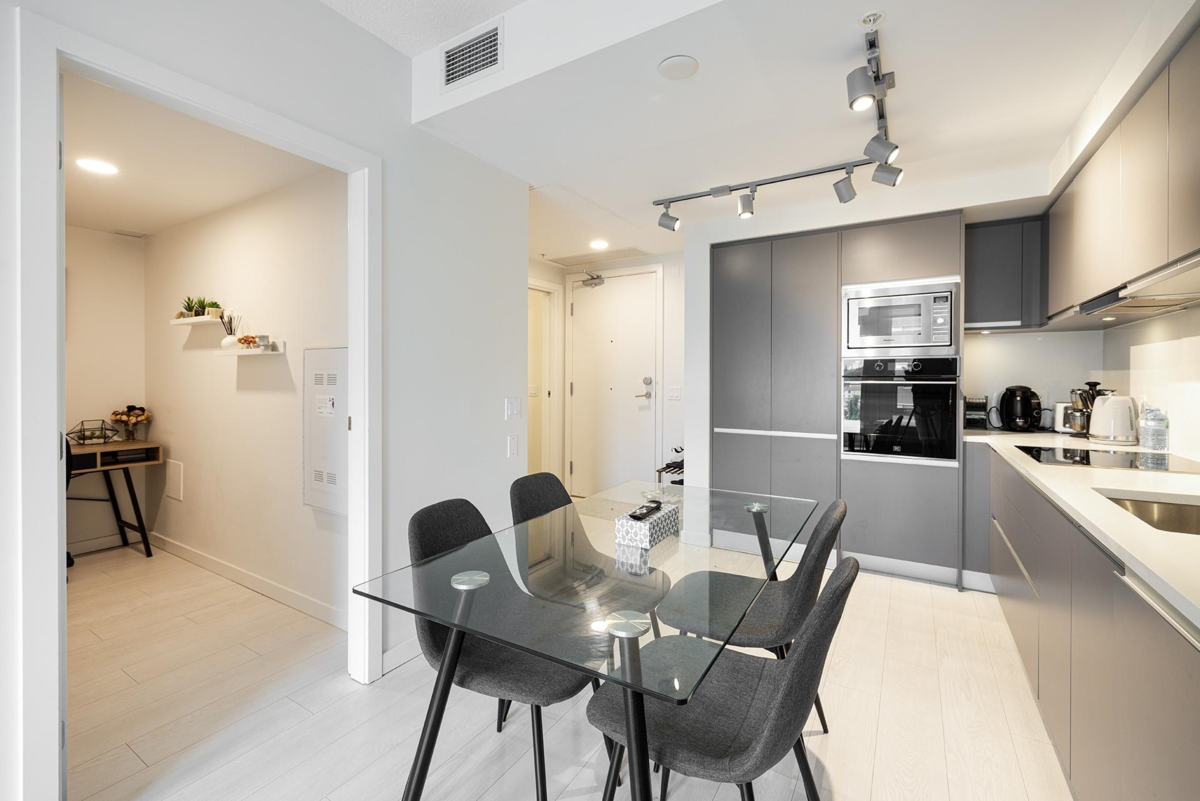 Kitchen Island Photo of 606 180 E 2nd Avenue, Vancouver, BC