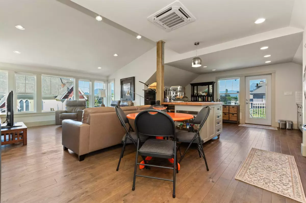 Hallway Photo of 46028 First Avenue, Chilliwack, BC