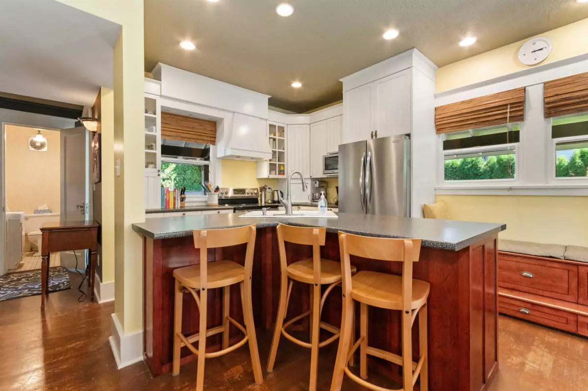 Primary Bathroom Photo of 46028 First Avenue, Chilliwack, BC