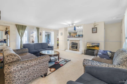 201 13725 72a Avenue, Surrey, BC, East Newton — 2 bed townhouse for sale