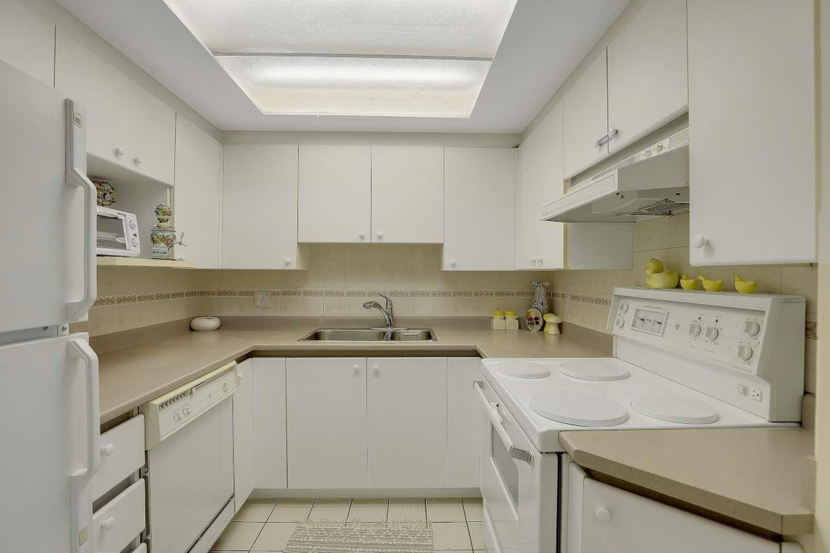 Guest Bathroom Photo of 1402 13353 108 Avenue, Surrey, BC