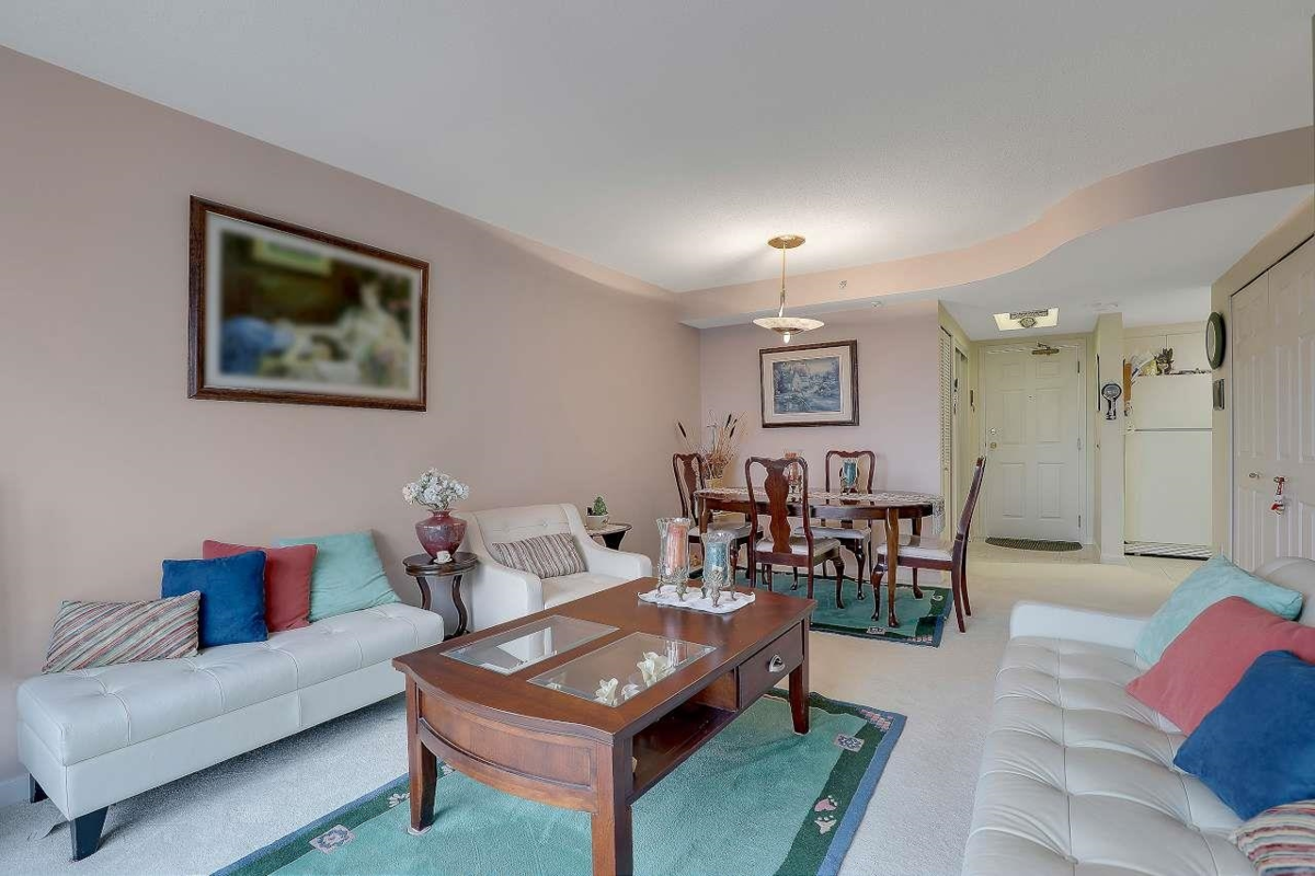 Kitchen Island Photo of 1402 13353 108 Avenue, Surrey, BC