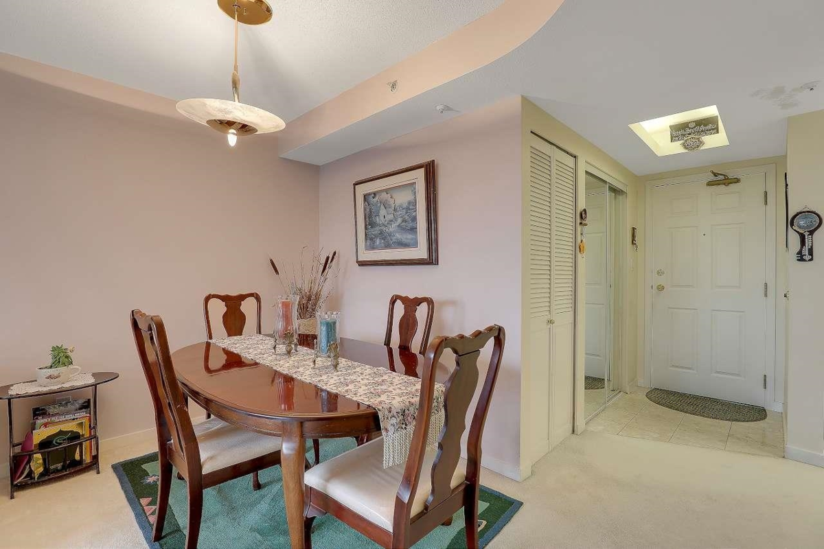 Kitchen Photo of 1402 13353 108 Avenue, Surrey, BC