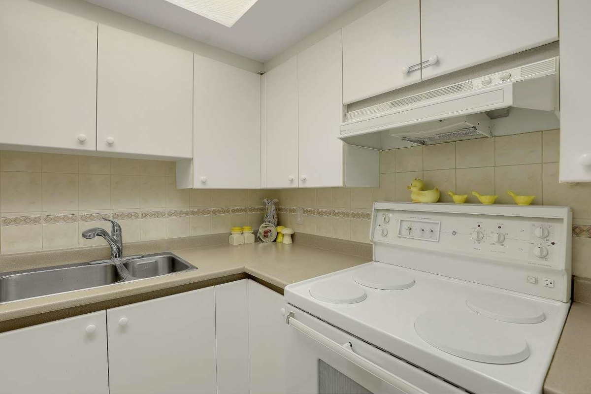 Powder Room Photo of 1402 13353 108 Avenue, Surrey, BC