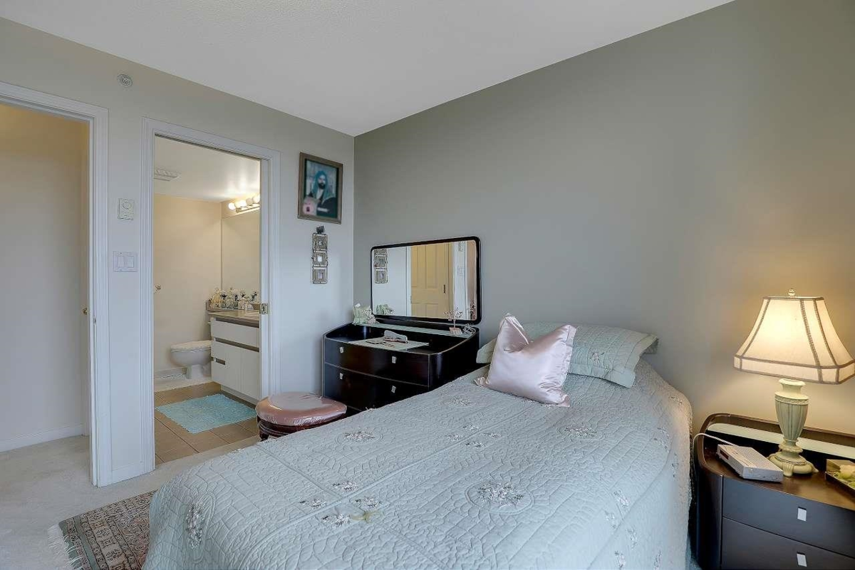 Primary Bathroom Photo of 1402 13353 108 Avenue, Surrey, BC