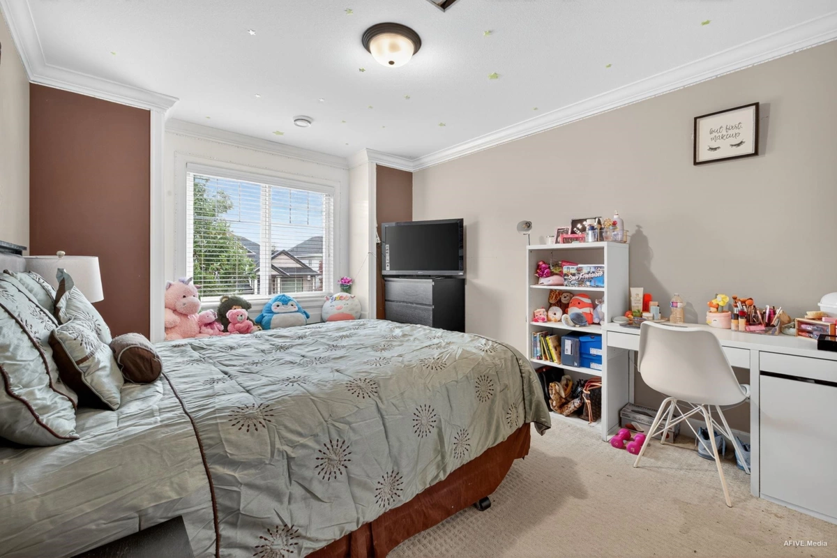 Basement Recreation Room Photo of 17372 64a Avenue, Surrey, BC