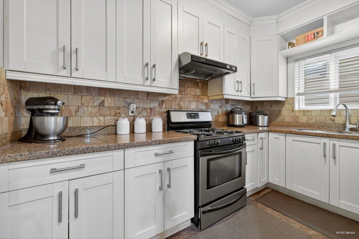 Guest Bathroom Photo of 17372 64a Avenue, Surrey, BC