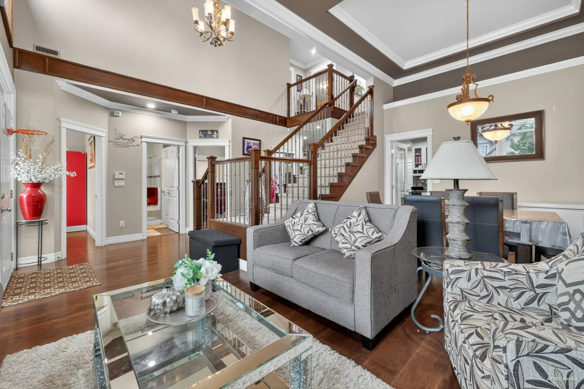 Kitchen Island Photo of 17372 64a Avenue, Surrey, BC