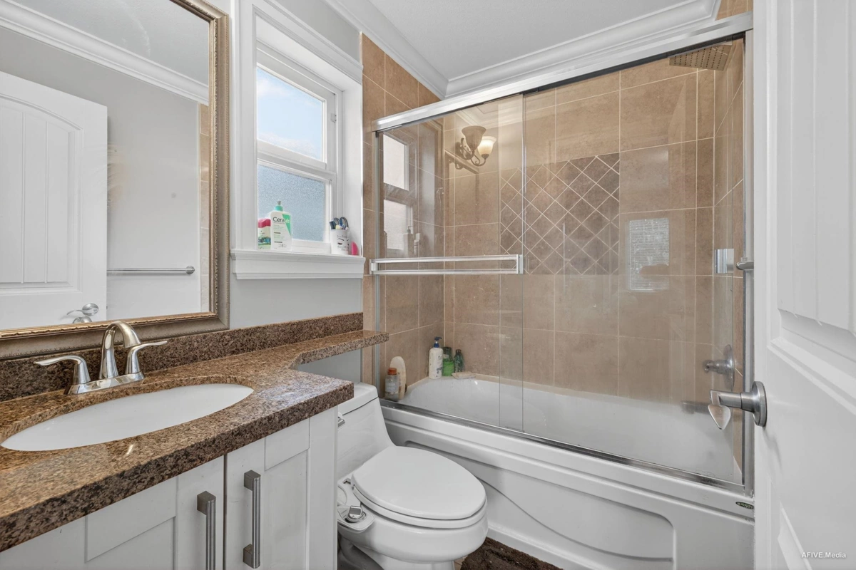 Laundry Room Photo of 17372 64a Avenue, Surrey, BC